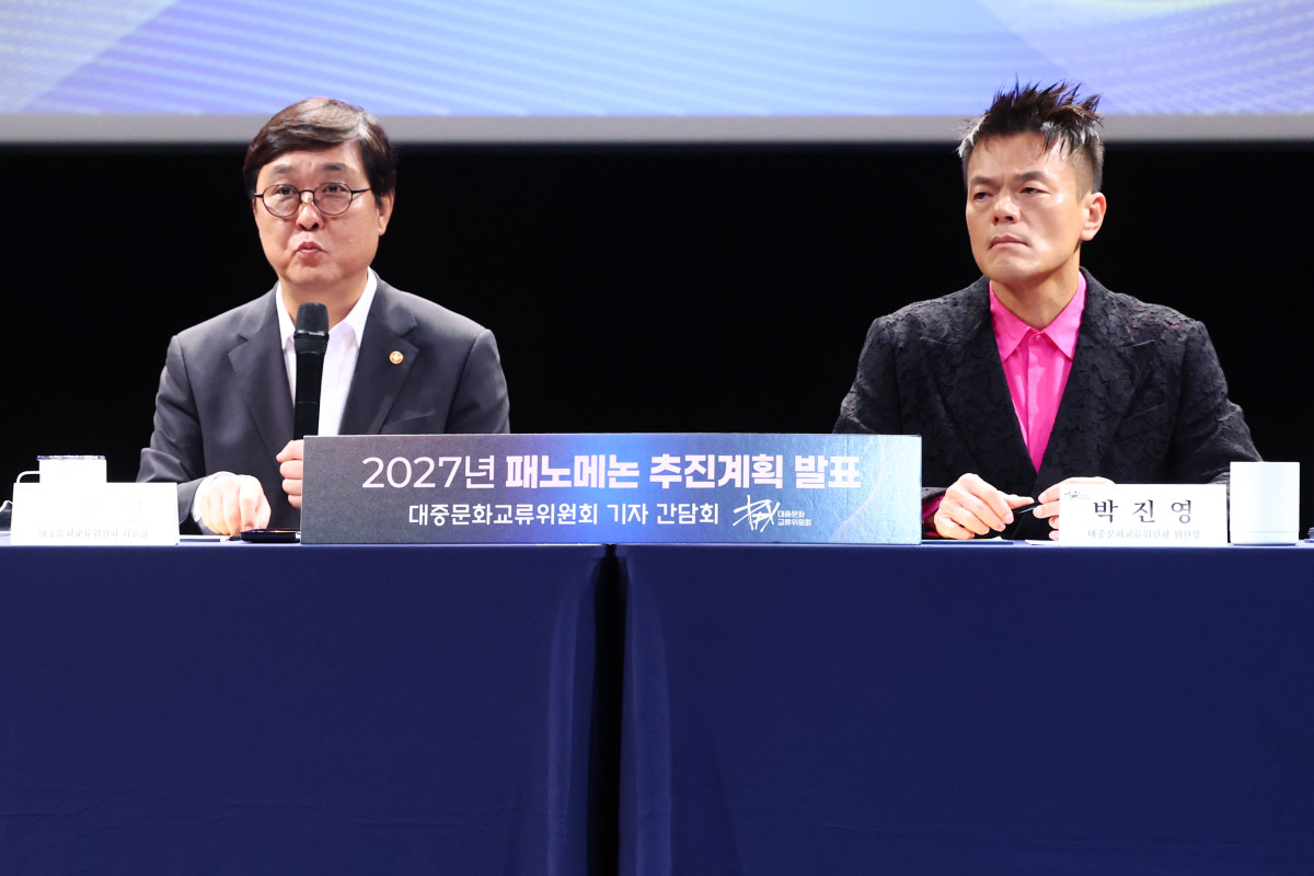 ▲27일 오후 서울 종로구 국립현대미술관 서울에서 열린 '2027년 패노메논 추진계획 발표' 대중문화교류위원회 기자간담회에서 공동위원장을 맡은 최휘영 문화체육관광부 장관(왼쪽)과 박진영 JYP엔터테인먼트 대표 프로듀서가 질문에 답하고 있다. (연합뉴스)