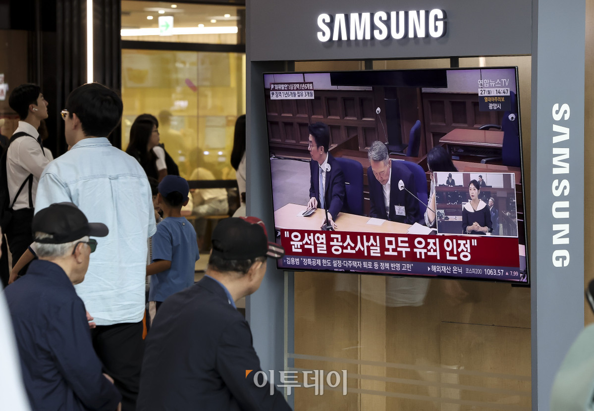 ▲27일 서울 용산구 서울역 대합실에 윤석열 전 대통령의 공직선거법 위반 혐의 사건 1심 선고 공판이 생중계 되고 있다. 이날 서울중앙지법 형사합의21부(재판장 조순표)는 윤 전 대통령에게 징역 1년6개월에 집행유예 3년을 선고했다. 윤 전 대통령은 20대 대선 후보 시절 "건진법사 전성배씨를 만난 적 없다"는 취지의 허위 발언을 한 혐의를 받는다. 1심 결과가 대법원에서 확정되면 국민의힘은 대선 당시 선거비용 보전금 등 약 397억원을 선관위에 반환해야 한다. 고성준 기자 joonko1@