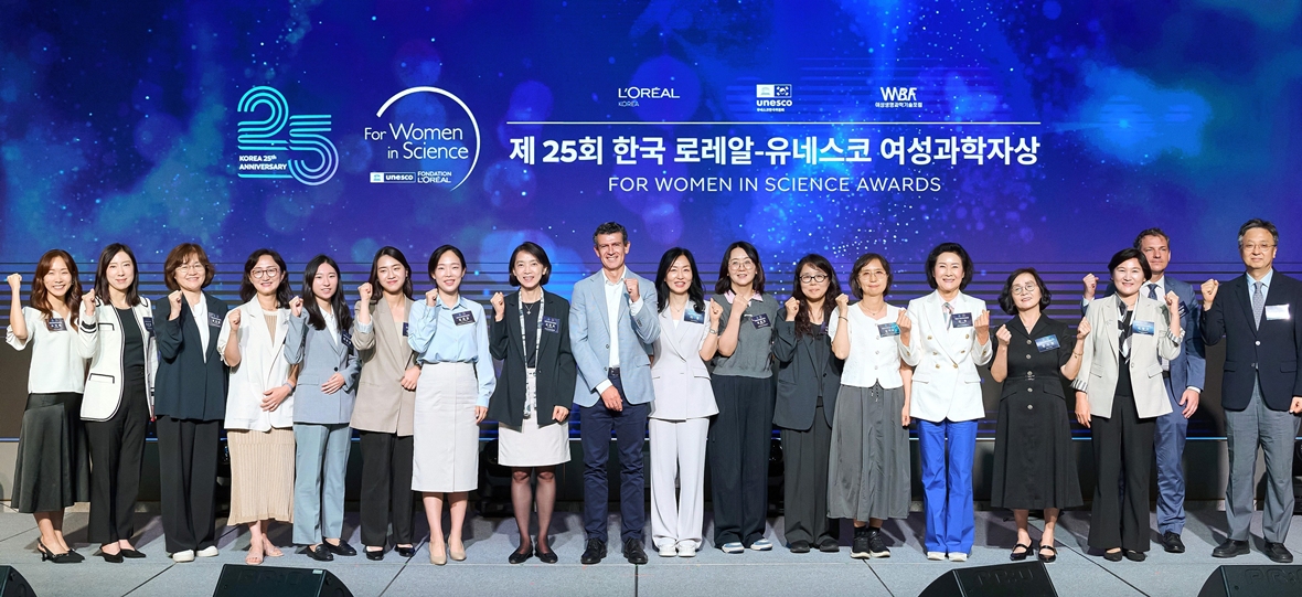 ▲제25회 한국 로레알-유네스코 여성과학자상’ 시상식에서 수상자들과 관계자들이 기념사진 촬영을 하고 있다. (사진제공=한국로레알)