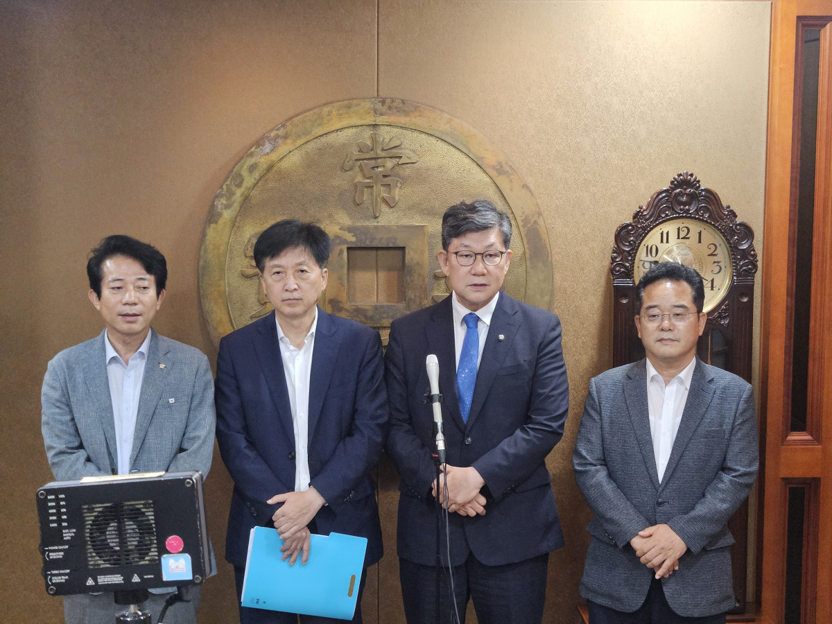 ▲(왼쪽부터)이강일·오기형·김남근·민병덕 더불어민주당 의원이 27일 서울 여의도 금융투자협회에서 열린 K-자본시장특별위원회와 자본시장 최고경영자(CEO) 간담회를 마친 뒤 백브리핑을 하고 있다. (박정호 기자 godot@)