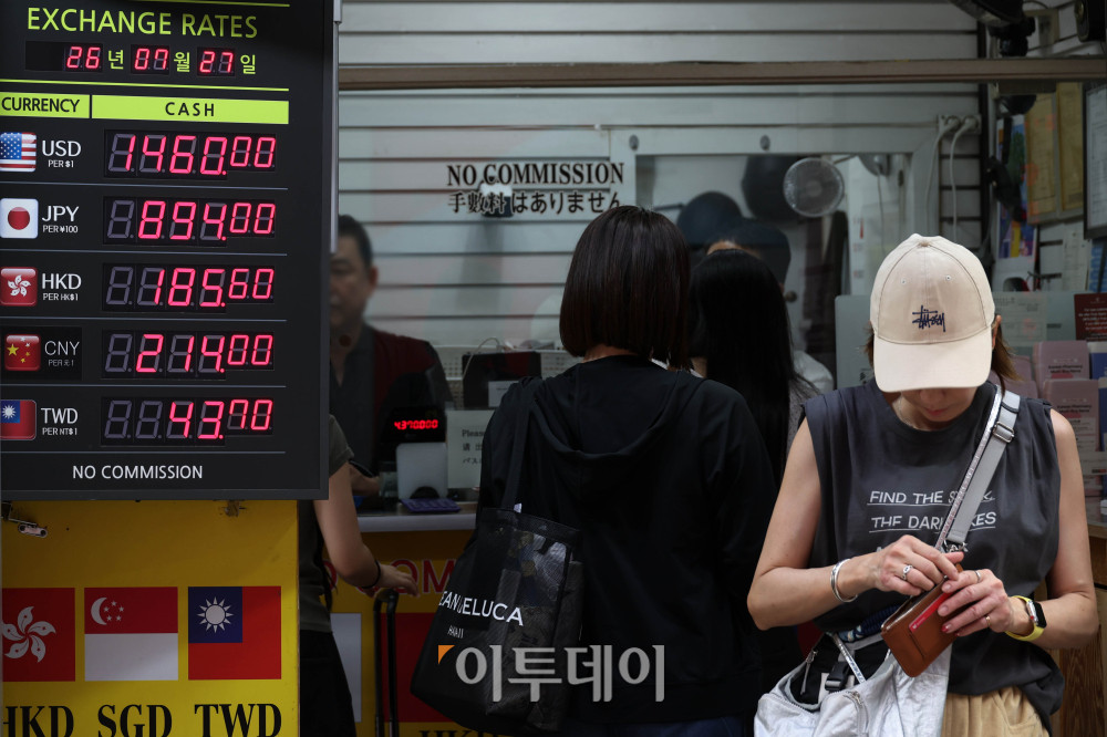 ▲엔화 가치가 40년 만에 최저 수준으로 떨어진 가운데 27일 서울 명동의 한 환전소가 환전을 하려는 시민들로 붐비고 있다. 달러·엔 환율은 164엔 돌파를 눈앞에 두며 엔화 약세가 이어졌고, 원화 강세 영향으로 원·엔 환율도 100엔당 890원대로 내려앉았다. 고이란 기자 photoeran@