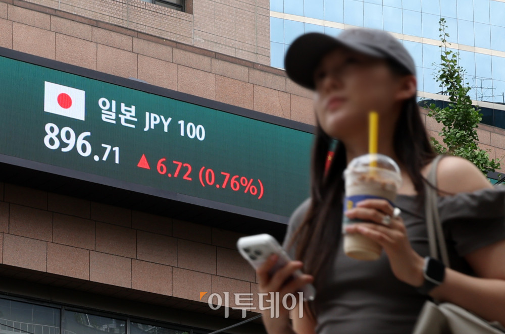 ▲엔화 가치가 40년 만에 최저 수준으로 떨어진 가운데 27일 서울 중구 하나은행 전광판에 원·엔 환율이 보이고 있다. 달러·엔 환율은 164엔 돌파를 눈앞에 두며 엔화 약세가 이어졌고, 원화 강세 영향으로 원·엔 환율도 100엔당 890원대로 내려앉았다. 고이란 기자 photoeran@