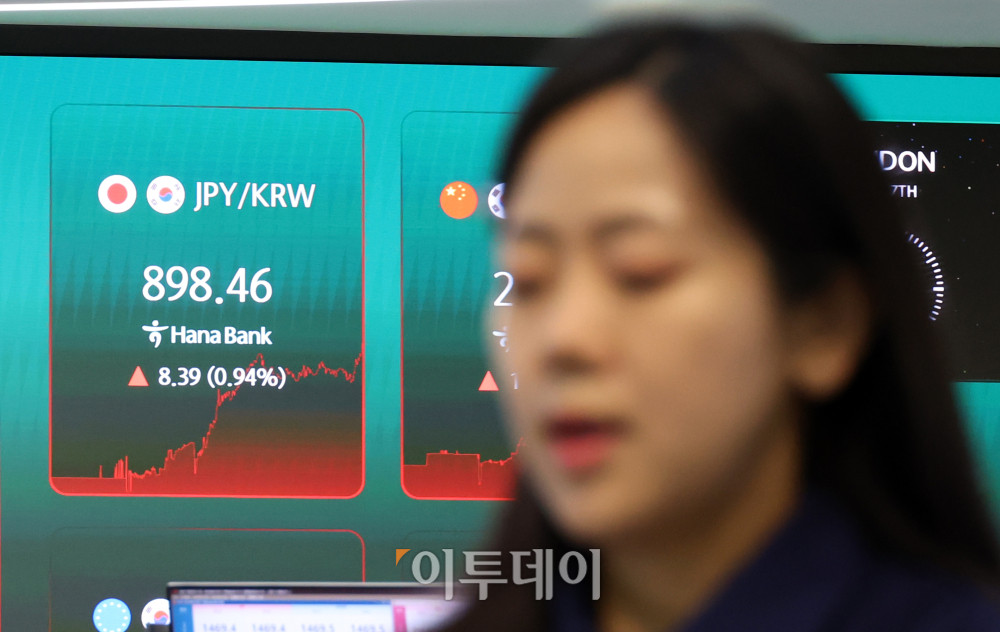 ▲엔화 가치가 40년 만에 최저 수준으로 떨어진 가운데 27일 서울 중구 하나은행 딜링룸이 분주한 모습이다. 달러·엔 환율은 164엔 돌파를 눈앞에 두며 엔화 약세가 이어졌고, 원화 강세 영향으로 원·엔 환율도 100엔당 890원대로 내려앉았다. 고이란 기자 photoeran@