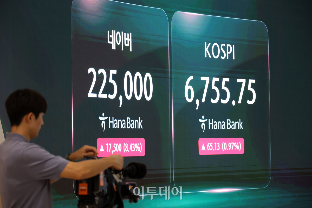 ▲27일 서울 중구 하나은행 딜링룸 전광판에 네이버 주가가 표시되고 있다. 이날 네이버는 엔비디아를 대상으로 10억 달러(약 1조4809억원) 규모의 제3자배정 유상증자를 결정했다고 공시했다. 주가는 전 거래일보다 1만7500원(8.43%) 급등한 22만5000원에 마감했다. 고이란 기자 photoeran@