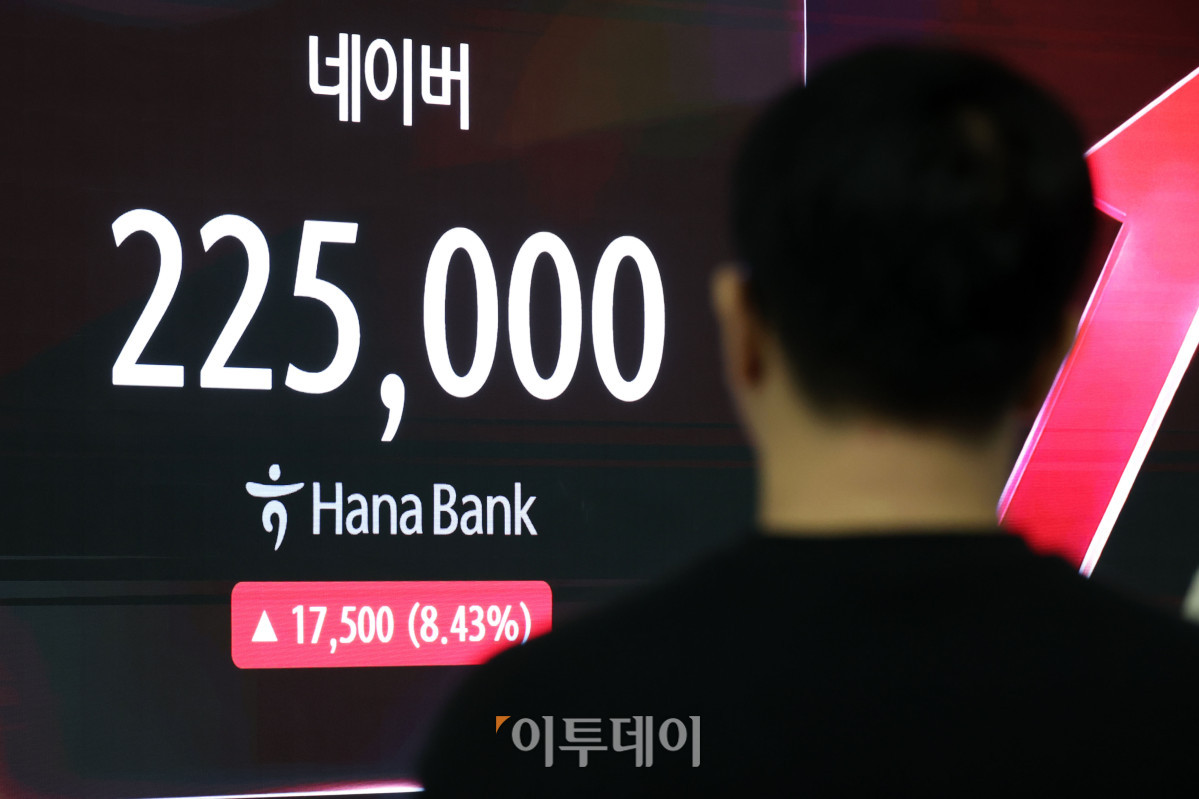 ▲27일 서울 중구 하나은행 딜링룸 전광판에 네이버 주가가 표시되고 있다. 이날 네이버는 엔비디아를 대상으로 10억 달러(약 1조4809억원) 규모의 제3자배정 유상증자를 결정했다고 공시했다. 주가는 전 거래일보다 1만7500원(8.43%) 급등한 22만5000원에 마감했다. 고이란 기자 photoeran@