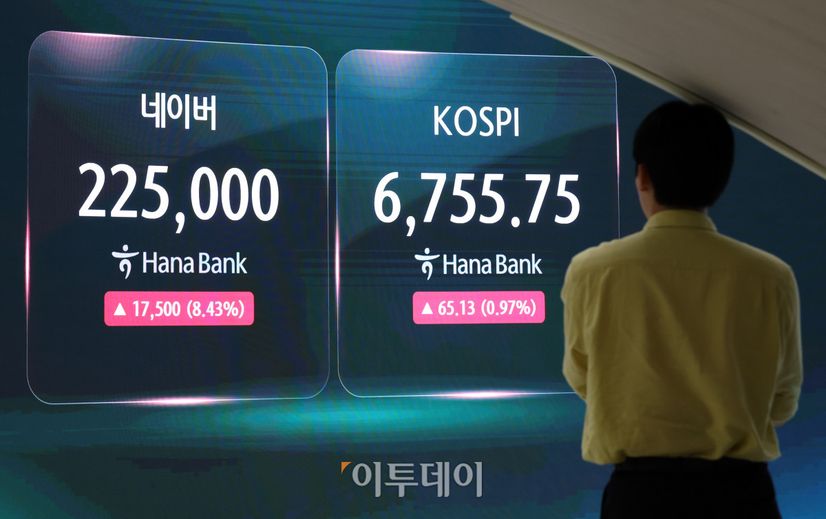 ▲27일 서울 중구 하나은행 딜링룸 전광판에 네이버 주가가 표시되고 있다. 이날 네이버는 엔비디아를 대상으로 10억 달러(약 1조4809억원) 규모의 제3자배정 유상증자를 결정했다고 공시했다. 주가는 전 거래일보다 1만7500원(8.43%) 급등한 22만5000원에 마감했다. 고이란 기자 photoeran@