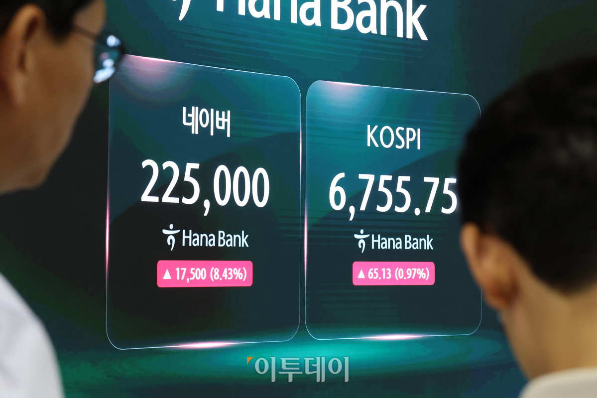 ▲27일 서울 중구 하나은행 딜링룸 전광판에 네이버 주가가 표시되고 있다. 이날 네이버는 엔비디아를 대상으로 10억 달러(약 1조4809억원) 규모의 제3자배정 유상증자를 결정했다고 공시했다. 주가는 전 거래일보다 7500원(8.43%) 급등한 22만5000원에 마감했다. 고이란 기자 photoeran@