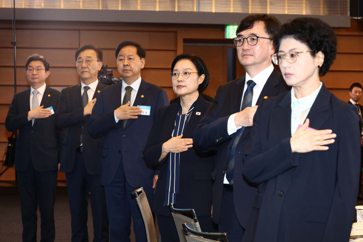 ▲한성숙 국무총리가 27일 서울 대한상공회의소에서 열린 부동산정책 국민 대토론회에서 국민의례를 하고 있다. 신태현 기자 holjjak@