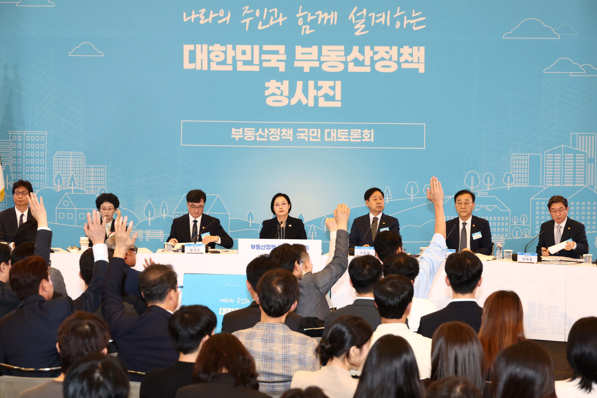 ▲한성숙 국무총리와 구윤철 부총리 겸 재정경제부 장관, 김윤덕 국토교통부 장관이 27일 서울 대한상공회의소에서 열린 부동산정책 국민 대토론회에서 참석자들의 질문을 받고 있다. 신태현 기자 holjjak@