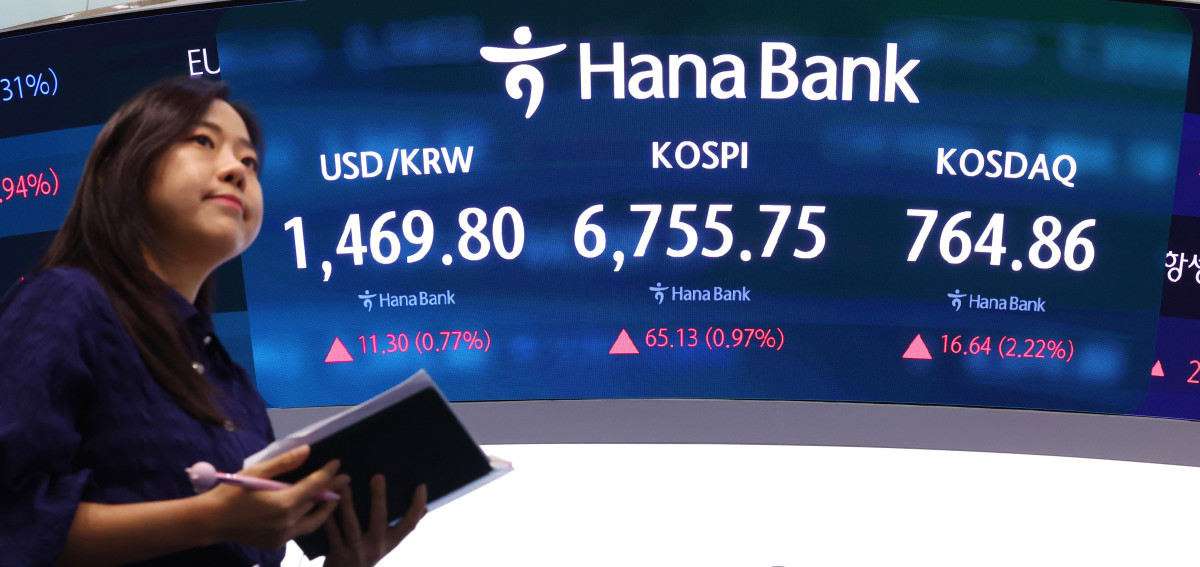 ▲코스피가 전 거래일 대비 65.13포인트(0.97%) 오른 6755.75 마감한 27일 서울 중구 하나은행 딜링룸 전광판에 코스피 등이 표시돼 있다. (뉴시스)