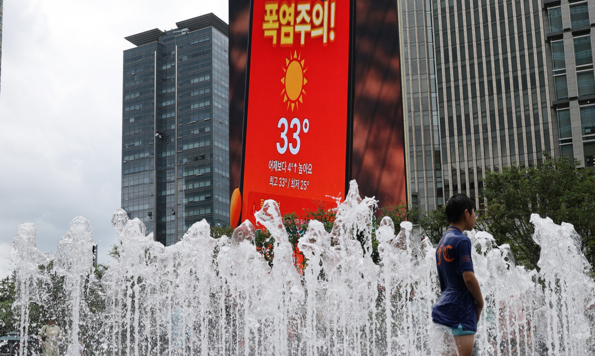 ▲27일 서울 광화문 광장 분수대에서 한 어린이가 물놀이를 하고 있다. (연합뉴스)