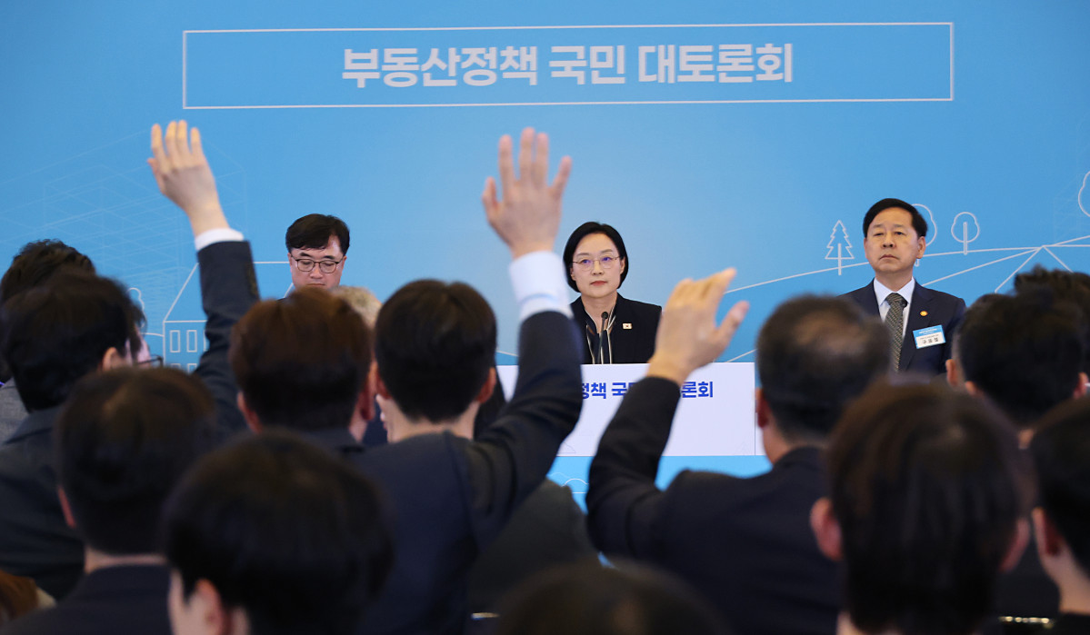 ▲27일 서울 중구 대한상공회의소 국제회의장에서 열린 부동산정책 국민 대토론회에서 참석자들이 질문하기 위해 손을 들고 있다. (연합뉴스)