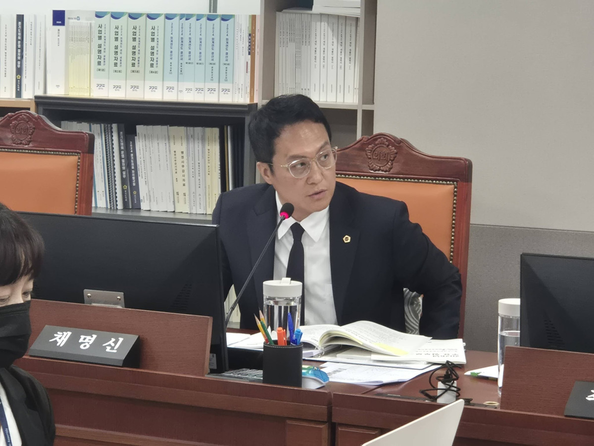 ▲채명신 경기도의원이 제12대 경기도의회 문화체육관광위원회 업무보고에서 경기도 문화체육관광국의 주요 사업 추진 현황을 점검하고 있다. (경기도의회)