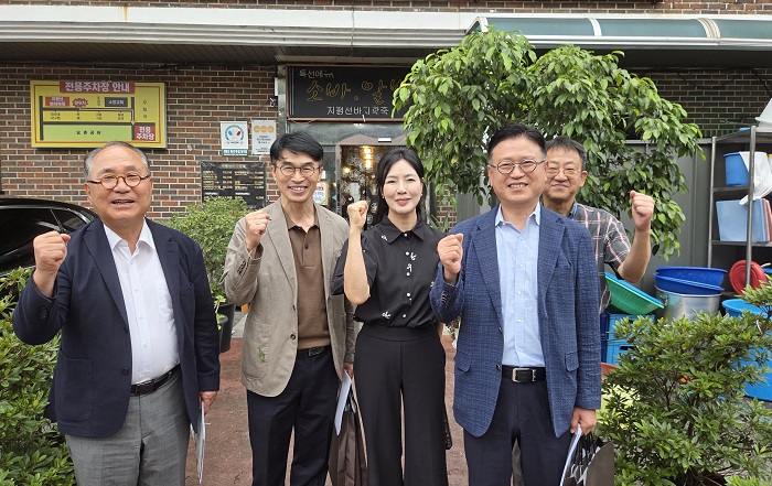 ▲전북바이오융합산업진흥원과 도내 농식품 앵커기업 관계자들이 27일 간담회를 마친 뒤 지역 농식품 산업의 동반성장을 다짐하며 기념촬영을 하고 있다. (사진제공=전북바이오진흥원)