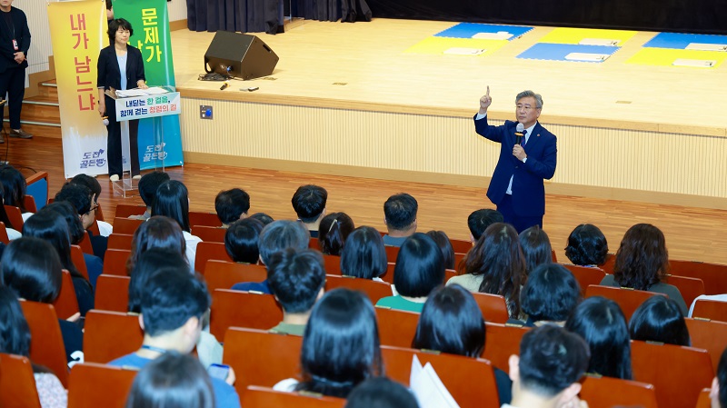 ▲천호성 전북특별자치도교육감이 27일 도교육청 강당에서 열린 ‘2026년 공직자 청렴 골든벨’에서 직원들에게 청렴의 중요성을 강조하고 있다. (사진제공=전북특별자치도교육청)