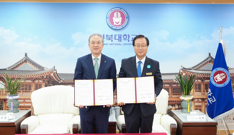 ▲양오봉 전북대학교 총장(왼쪽)과 유희태 완주군수가 27일 전북대 대학본부에서 ‘성장엔진 연계 지역인재 양성’을 위한 업무협약을 체결한 뒤 기념촬영을 하고 있다. (사진제공=전북대학교)
