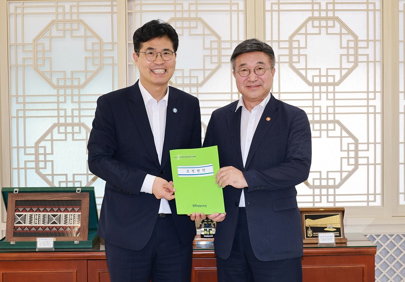 ▲이원택 전북특별자치도지사(왼쪽)가 윤호중 행정안전부 장관에게 2027년 국가예산 확보를 위한 건의서를 전달한 뒤 기념촬영을 하고 있다. (사진제공=전북특별자치도)