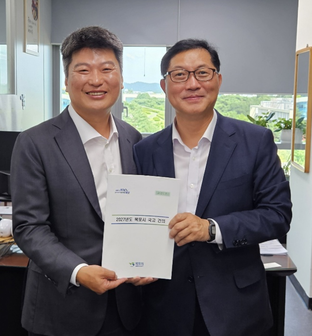 ▲강성휘 목포시장이 정부 관계자를 만나 2027년도 국비 지원 건의서를 전달하고 있다. (사진제공=목포시)