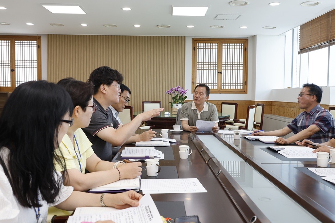 ▲김태성 신안군수가 27일 군청에서 '군민과 함께하는 타운홀 미팅' 운영 방식 개편을 위한 관련 부서장 회의를 주재하고 있다. (사진제공=신안군)