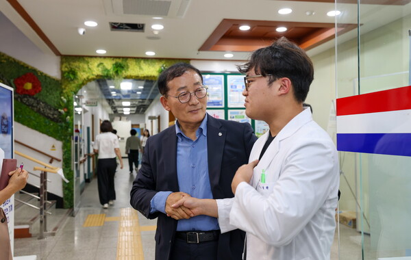 ▲이재각 전남광주특별시 진도군수가 보건소 방문해 주요사업 등 현장점검을 하고 있다. (사진제공=진도군)