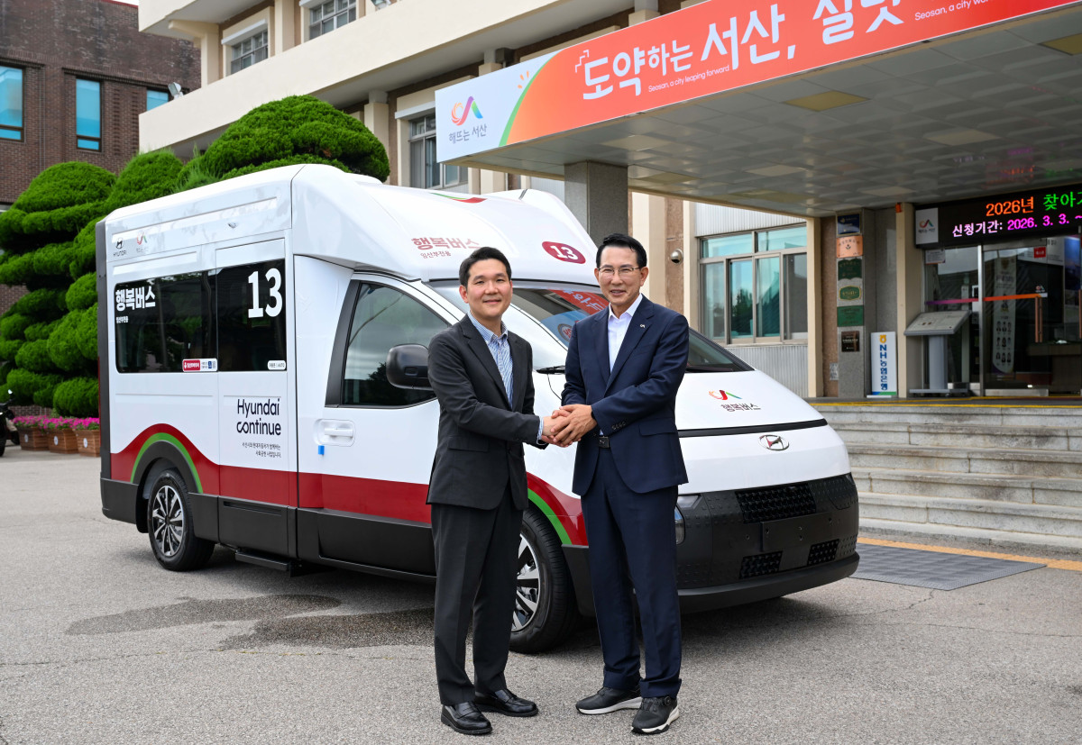 ▲(왼쪽부터) 전현철 현대차 사업개발&지속가능경영실장, 이완섭 서산시장이 '현대 유니버설 솔루션' 임산부 특화차량 기증식 기념 촬영을 하고 있다. (사진=현대자동차)