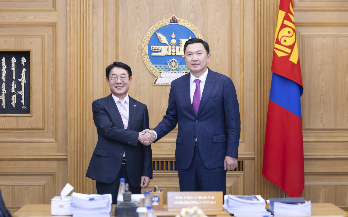 ▲이형주 한국전기공사협회장(왼쪽)이 27일 몽골 울란바토르 총리실에서 냠오소르 오츠랄 몽골 총리과 악수하며 기념 사진 촬영을 하고 있다. (사진제공=한국전기공사협회)
