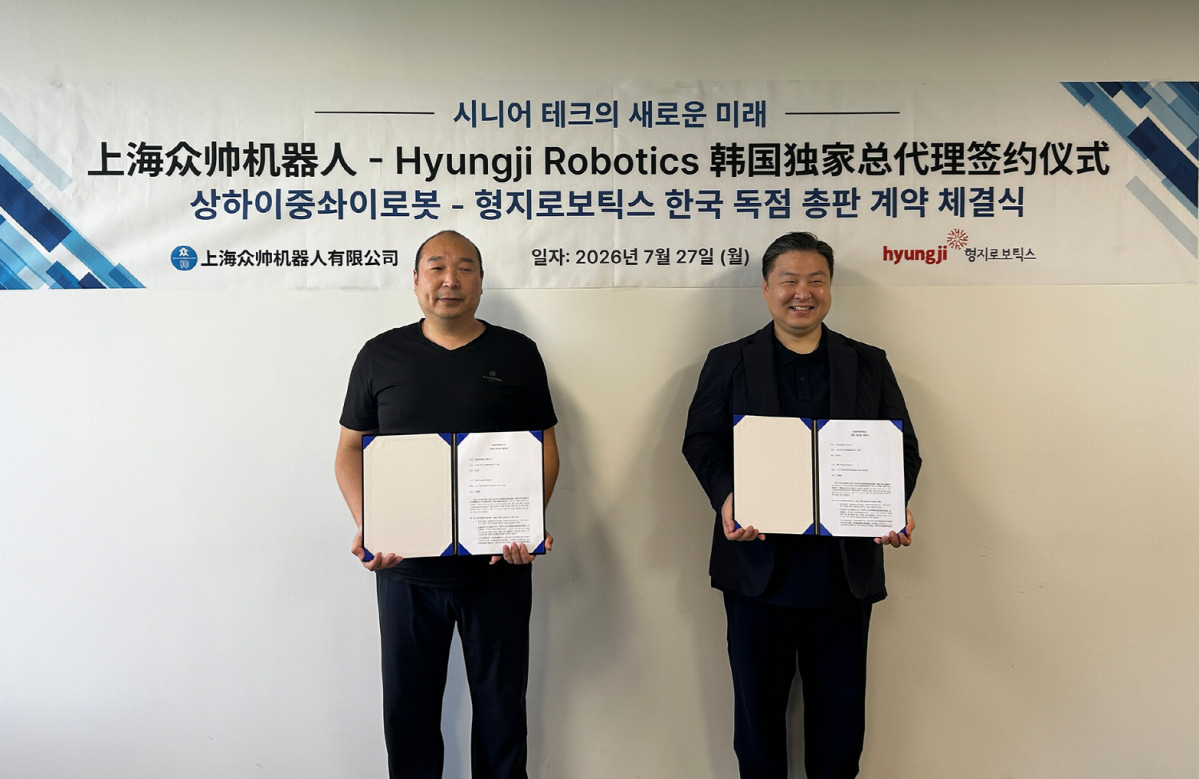 ▲형지엘리트 자회사 형지로보틱스가 중국의 로봇 전문 기업 상하이중솨이로봇유한공사와 국내 독점 공급 계약을 맺었다. 사진은 27일 열린 계약 체결식에서 최준호 형지엘리트 대표(오른쪽)와 리위엔조우 상하이중솨이로봇유한공사 동사장(왼쪽)의 모습. (사진제공=형지엘리트)