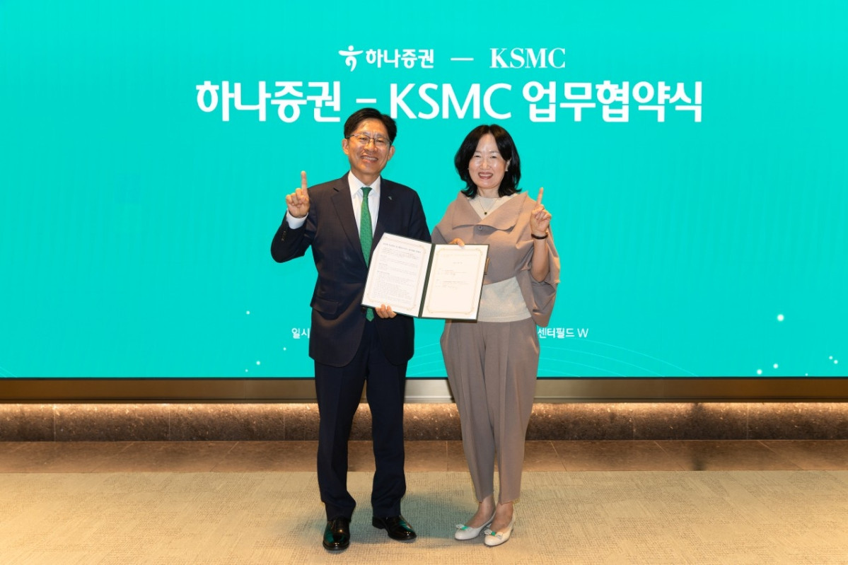 ▲강성묵 하나증권 대표이사(왼쪽)과 공현정 KSMC 대표이사가 27일 하나증권 THE 센터필드 W에서 열린 ‘글로벌 자산관리 서비스 고도화를 위한 전략적 업무협약식’에서 기념촬영을 하고 있다. (사진제공=하나증권)