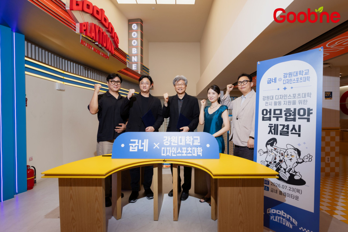 ▲굽네치킨과 강원대학교 디자인스포츠대학 관계자들이 업무협약(MOU) 체결 후 기념사진을 촬영하고 있다.(왼쪽부터) 지앤푸드 서문범 팀장, 지앤푸드 김건표 상무이사, 강원대학교 디자인스포츠대학 오호준 학장,생활조형디자인학과 장해림 교수, 생활조형디자인학과 구자문 교수 (사진제공=지앤푸드)