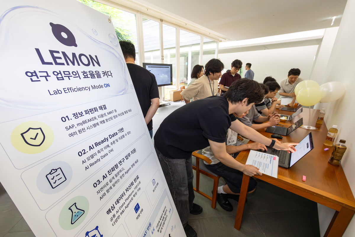 ▲KT가 아모레퍼시픽의 기술연구소 전체 데이터를 통합·재설계하는 ‘데이터 하이웨이(Data Highway)’ 프로젝트를 완료하고, AI 기반 연구개발 혁신을 위한 AI 특화 데이터 플랫폼을 구축했다고 28일 밝혔다. 아모레퍼시픽 R&I센터 직원들이 AI Assistant ‘레몬(LEMON, Lab Efficiency Mode ON)’ 오픈식에서 레몬을 직접 체험하는 모습. (사진제공=KT)