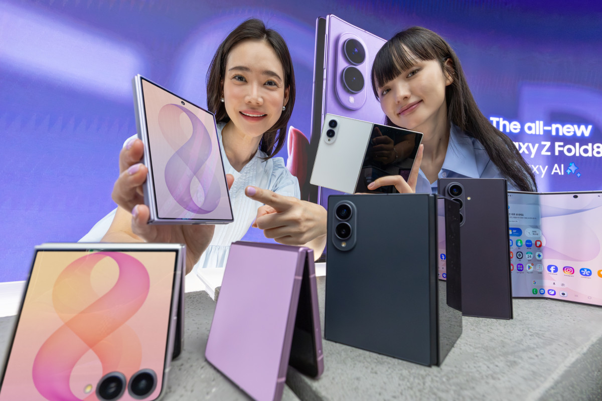 ▲KT는 7월 28일부터 전국 KT 매장과 본사직영 온라인몰 KT 다이렉트샵에서 삼성전자 갤럭시 Z 폴드8 울트라·폴드8·플립8 사전예약을 진행한다. 모델들이 갤럭시 Z 폴드8 울트라·폴드8·플립8을 살펴보고 있는 모습. (사진제공=KT)