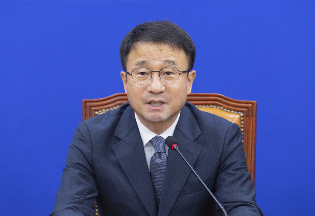 ▲더불어민주당 한병도 당 대표 직무대행 겸 원내대표와 원내대표단이 28일 국회에서 열린 원내대책회의에서 발언하고 있다. 사진=연합뉴스