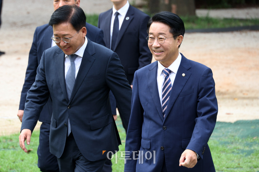 ▲조정식 국회의장이 28일 서울 여의도 국회 사랑재에서 취임 후 첫 기자간담회에 참석하기 위해 이동하고 있다. 고이란 기자 photoeran@