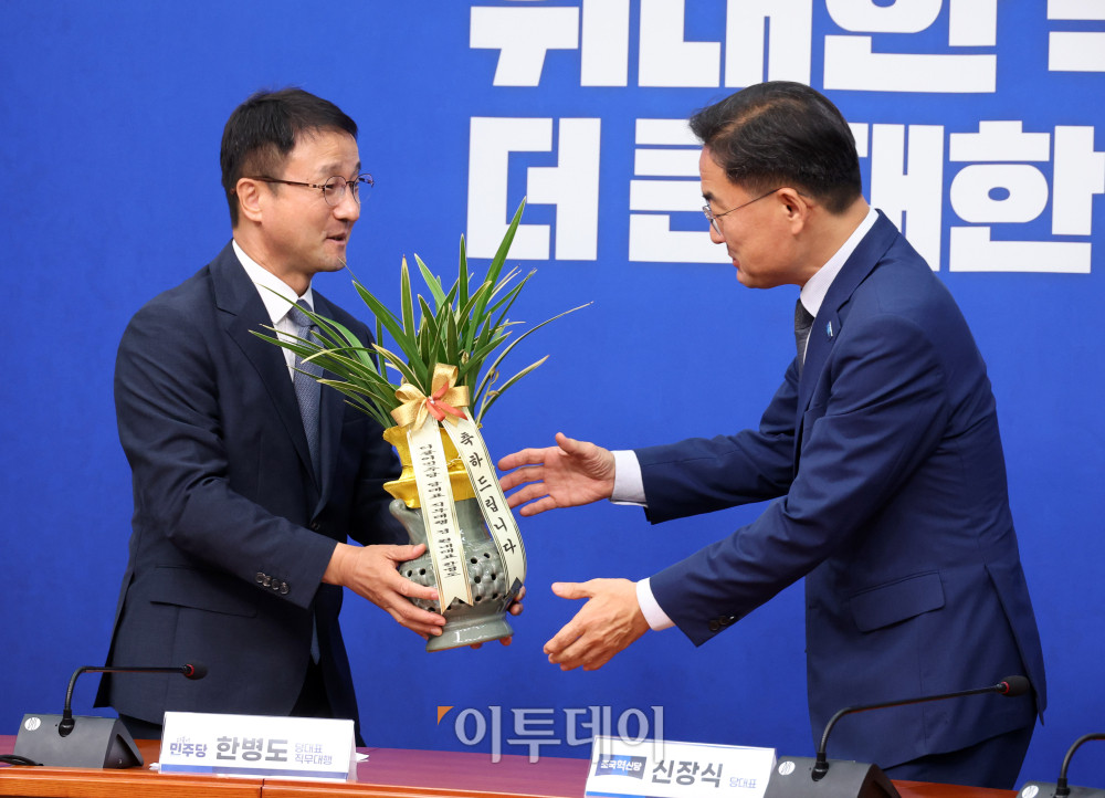 ▲신장식(오른쪽) 조국혁신당 대표가 28일 서울 여의도 국회에서 한병도 더불어민주당 대표 직무대행 겸 원내대표를 예방해 축하난을 전달받고 있다. 고이란 기자 photoeran@