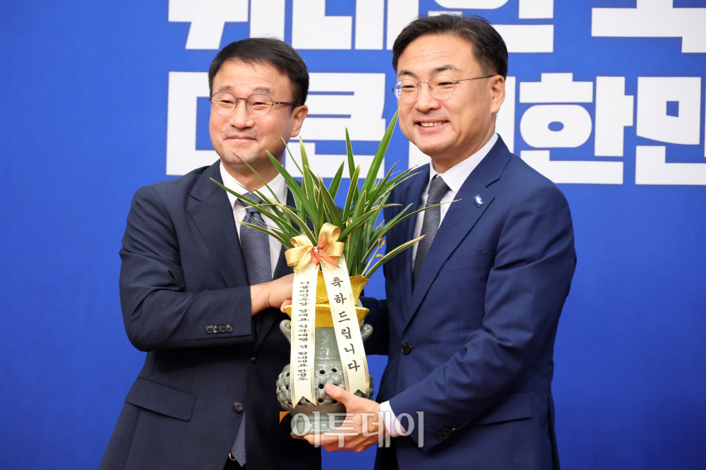 ▲신장식(오른쪽) 조국혁신당 대표가 28일 서울 여의도 국회에서 한병도 더불어민주당 대표 직무대행 겸 원내대표를 예방해 축하난을 전달받고 있다. 고이란 기자 photoeran@