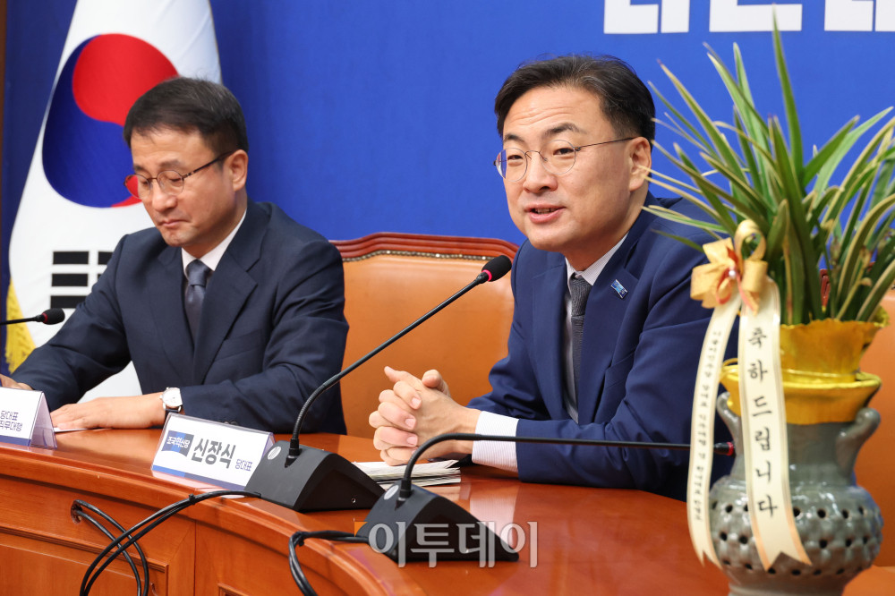 ▲신장식(오른쪽) 조국혁신당 대표가 28일 서울 여의도 국회에서 한병도 더불어민주당 대표 직무대행 겸 원내대표를 예방하고 있다. 고이란 기자 photoeran@