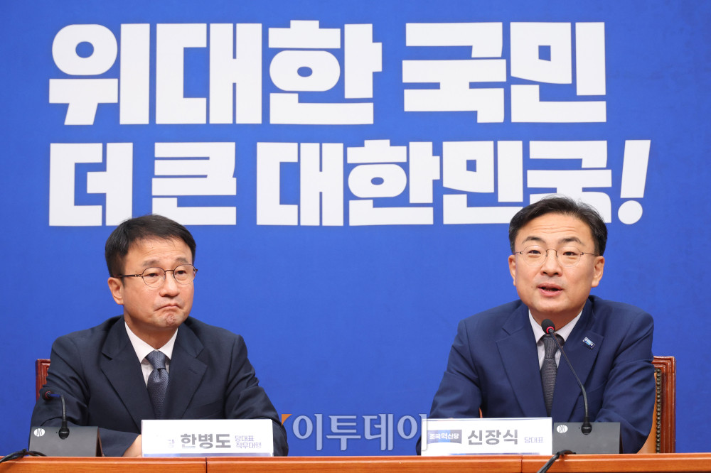 ▲신장식(오른쪽) 조국혁신당 대표가 28일 서울 여의도 국회에서 한병도 더불어민주당 대표 직무대행 겸 원내대표를 예방하고 있다. 고이란 기자 photoeran@