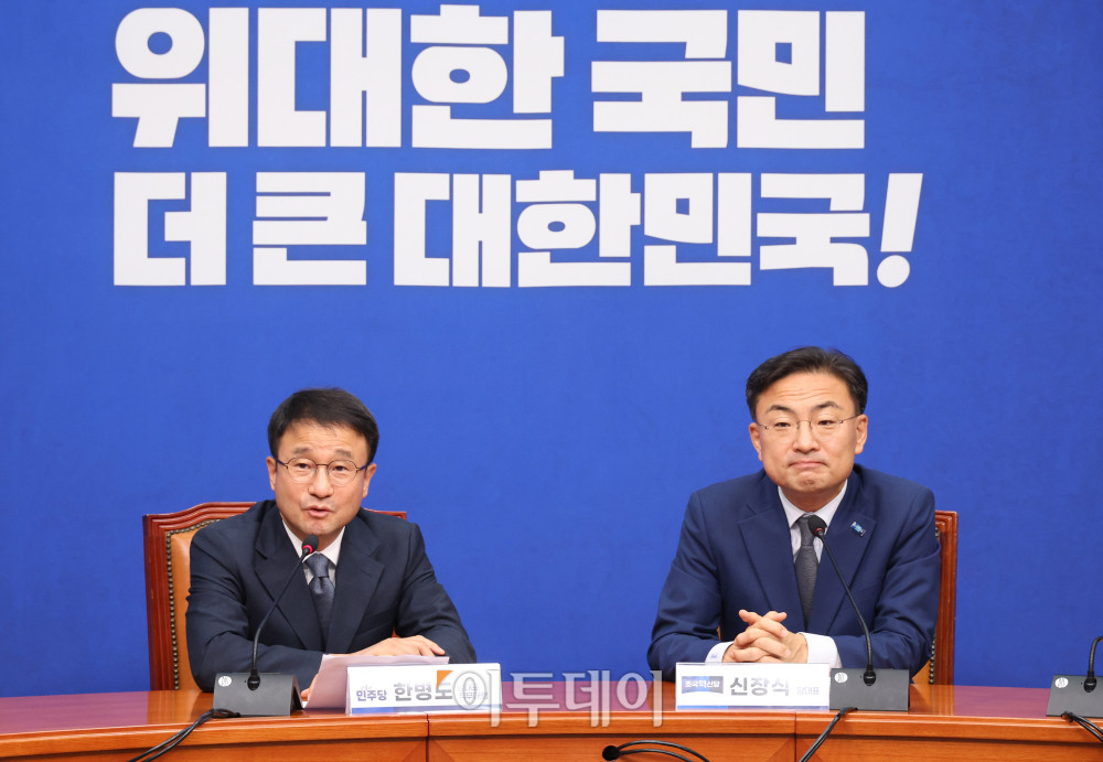 ▲신장식(오른쪽) 조국혁신당 대표가 28일 서울 여의도 국회에서 한병도 더불어민주당 대표 직무대행 겸 원내대표를 예방하고 있다. 고이란 기자 photoeran@