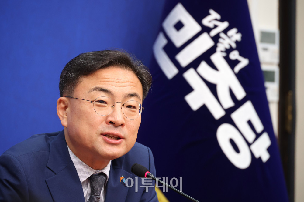 ▲신장식 조국혁신당 대표가 28일 서울 여의도 국회에서 한병도 더불어민주당 대표 직무대행 겸 원내대표를 예방하고 있다. 고이란 기자 photoeran@