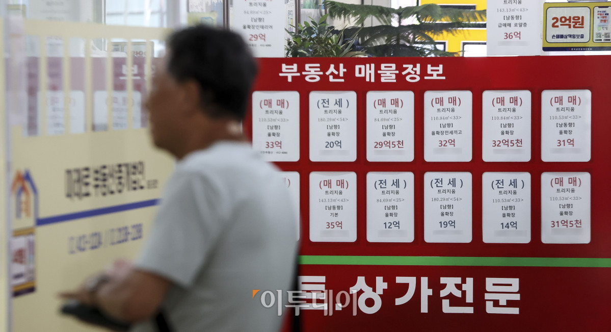 ▲28일 서울 송파구의 한 공인중개사무소에 매물 안내문이 게시되어 있다. 이날 한국은행이 발표한 소비자동향조사에 따르면 7월 소비자심리지수(CCSI)는 106.8로 전월보다 0.2포인트 상승했다. 주택가격전망지수는 127로 전월보다 7포인트 상승했다. 이는 2021년 9월(128) 이후 가장 높은 수준이다. 고성준 기자 joonko1@