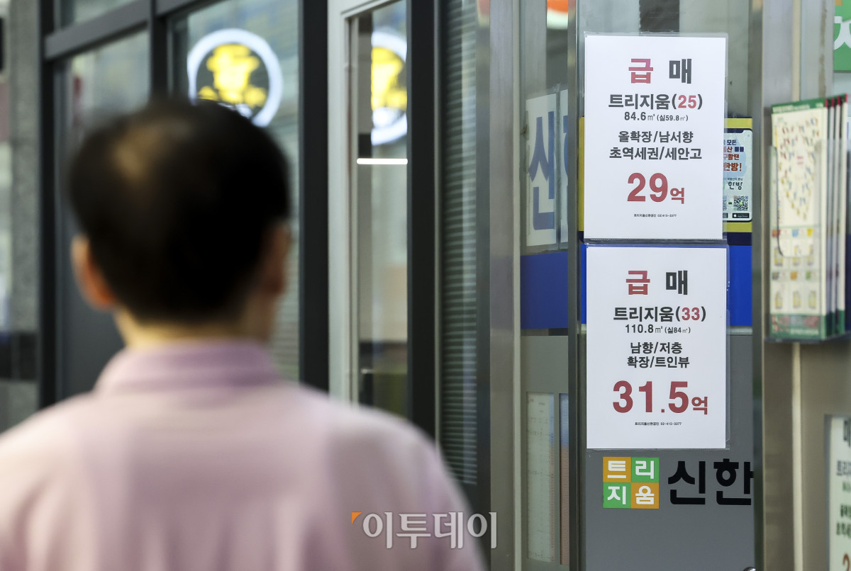 ▲28일 서울 송파구의 한 공인중개사무소에 매물 안내문이 게시되어 있다. 이날 한국은행이 발표한 소비자동향조사에 따르면 7월 소비자심리지수(CCSI)는 106.8로 전월보다 0.2포인트 상승했다. 주택가격전망지수는 127로 전월보다 7포인트 상승했다. 이는 2021년 9월(128) 이후 가장 높은 수준이다. 고성준 기자 joonko1@