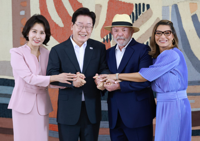 ▲이재명 대통령 부부와 루이스 이나시우 룰라 다시우바 브라질 대통령 부부가 27일(현지시간) 브라질리아 외교부궁에서 열린 브라질 대통령 내외 주최 문화공연 및 환영 리셉션에서 기념촬영을 하고 있다.    왼쪽부터 김혜경 여사, 이재명 대통령, 룰라 대통령, 호잔젤라 다시우바 여사. (연합뉴스)