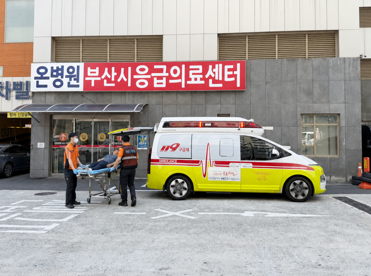 ▲온병원 응급의료센터로 119가 환자를 이송하고 있다. (사진제공=온병원)