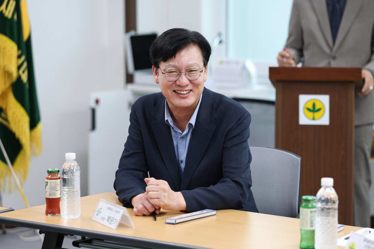 ▲박운기 서울 서대문구청장이 새마을운동 서대문구지회 이사회에서 이사들과 자유롭게 의견을 나누고 있다. (사진 제공 = 서울특별시 서대문구)