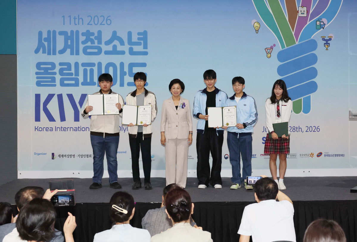 ▲28일 서울 강남구 세텍에서 열린 ‘2026 세계청소년올림피아드’ 시상식에서 남인순 국회부의장과 수상자들이 기념촬영을 하고 있다. 세계여성발명기업인협회가 주최한 세계청소년올림피아드는 국내외 청소년들이 발명 아이디어와 창의성을 겨루는 자리로 올해 대회는 세계 13개국에서 참가했다. 신태현 기자 holjjak@