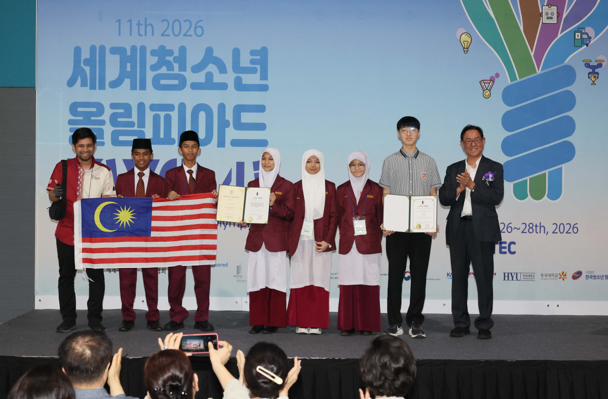 ▲28일 서울 강남구 세텍에서 열린 ‘2026 세계청소년올림피아드’ 시상식에서 이종재 이투데이 대표이사 부회장과 수상자들이 기념촬영을 하고 있다. 세계여성발명기업인협회가 주최한 세계청소년올림피아드는 국내외 청소년들이 발명 아이디어와 창의성을 겨루는 자리로 올해 대회는 세계 13개국에서 참가했다. 신태현 기자 holjjak@