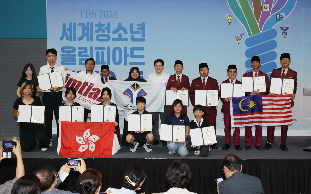 ▲28일 서울 강남구 세텍에서 열린 ‘2026 세계청소년올림피아드’ 시상식에서 수상자들이 기념촬영을 하고 있다. 세계여성발명기업인협회가 주최한 세계청소년올림피아드는 국내외 청소년들이 발명 아이디어와 창의성을 겨루는 자리로 올해 대회는 세계 13개국에서 참가했다. 신태현 기자 holjjak@