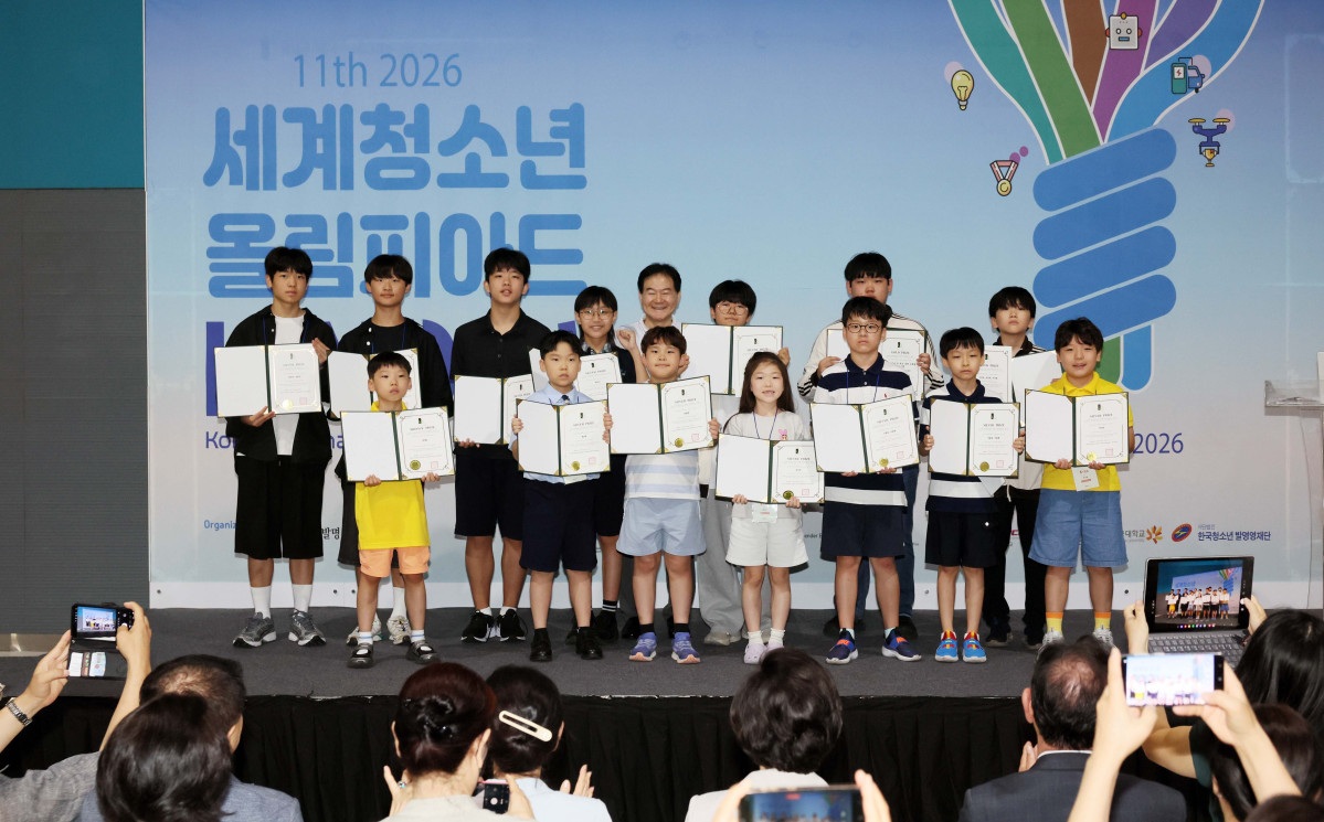 ▲28일 서울 강남구 세텍에서 열린 ‘2026 세계청소년올림피아드’ 시상식에서 수상자들이 기념촬영을 하고 있다. 세계여성발명기업인협회가 주최한 세계청소년올림피아드는 국내외 청소년들이 발명 아이디어와 창의성을 겨루는 자리로 올해 대회는 세계 13개국에서 참가했다. 신태현 기자 holjjak@