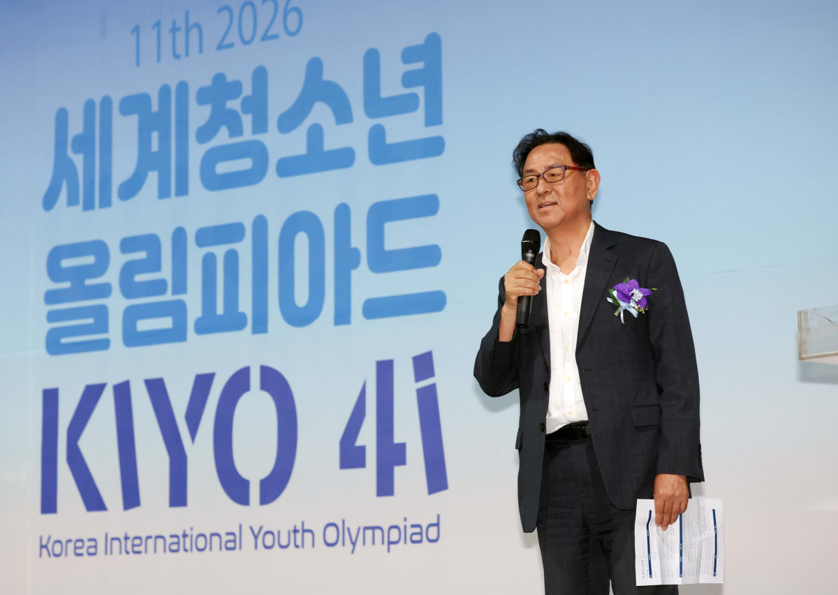 ▲이종재 이투데이 대표이사 부회장이 28일 서울 강남구 세텍에서 열린 ‘2026 세계청소년올림피아드’ 시상식에서 축사를 하고 있다. 세계여성발명기업인협회가 주최한 세계청소년올림피아드는 국내외 청소년들이 발명 아이디어와 창의성을 겨루는 자리로 올해 대회는 세계 13개국에서 참가했다. 신태현 기자 holjjak@