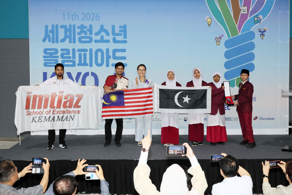 ▲28일 서울 강남구 세텍에서 열린 ‘2026 세계청소년올림피아드’ 시상식에서 한미영 세계여성발명기업인협회 회장과 수상자들이 기념촬영을 하고 있다. 세계여성발명기업인협회가 주최한 세계청소년올림피아드는 국내외 청소년들이 발명 아이디어와 창의성을 겨루는 자리로 올해 대회는 세계 13개국에서 참가했다. 신태현 기자 holjjak@